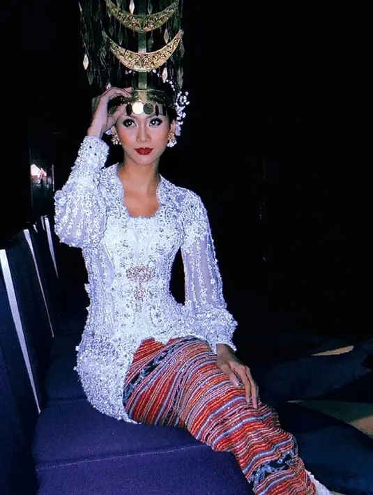 Wanita yang  berhasil meraih gelar Miss Grand Indonesia 2020 ini bikin pangling dengan busana adat berkebaya putih dan mahkota tinggi. (Liputan6.com/IG/@aurrakharishma)