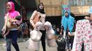 Sejumlah pembeli membawa barang belanjaan mereka di Pasar Tanah Abang, Jakarta, Rabu (9/12). Libur pilkada dimanfaatkan warga untuk berbelanja pakaian di pasar tekstil terbesar di Asia Tenggara itu. (Liputan6.com/Angga Yuniar)