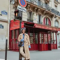 Andien memulai liburannya dengan outfit bergaya Parisian di depan restoran Gabriel, Emily in Paris [instagram/andienaisyah]
