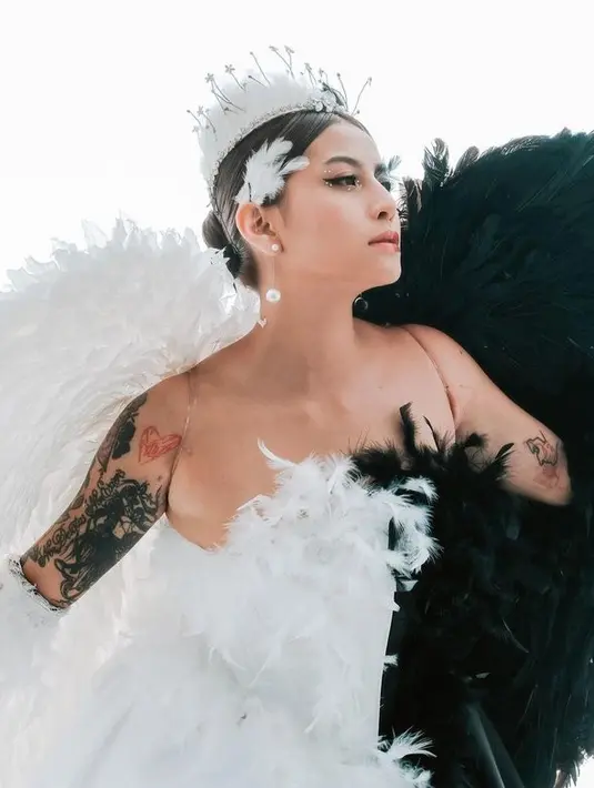 <p>Awkarin pun menjawab pertanyaan tersebut. Ia mengatakan jika hal tersebut boleh-boleh saja, asal nantinya korset dipakai. [Foto: instagram.com/narinkovilda]</p>