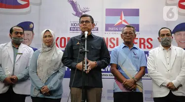 Sekjen DPP Partai Demokrat, Hinca Panjaitan memberikan keterangan penyelenggaraan Kongres ke-V di DPP Partai Demokrat, Jakarta, Jumat (13/3/2020). Demokrat tetap menyelenggarakan Kongres ke-V di JCC, Jakarta, pada 15 Maret 2020 meski wabah virus corona melanda Indonesia. (Liputan6.com/Faizal Fanani)