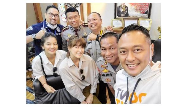 Virus Corona Meluas, Ini 7 Potret Seleb Bagi-Bagi Masker dan Hand Sanitizer