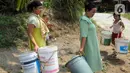 Sudah hampir satu bulan lebih dari 635 kepala keluarga (KK) atau 2.150 jiwa warga Desa Weninggalih saat ini mengalami kesulitan mendapatkan air bersih. (merdeka.com/Arie Basuki)