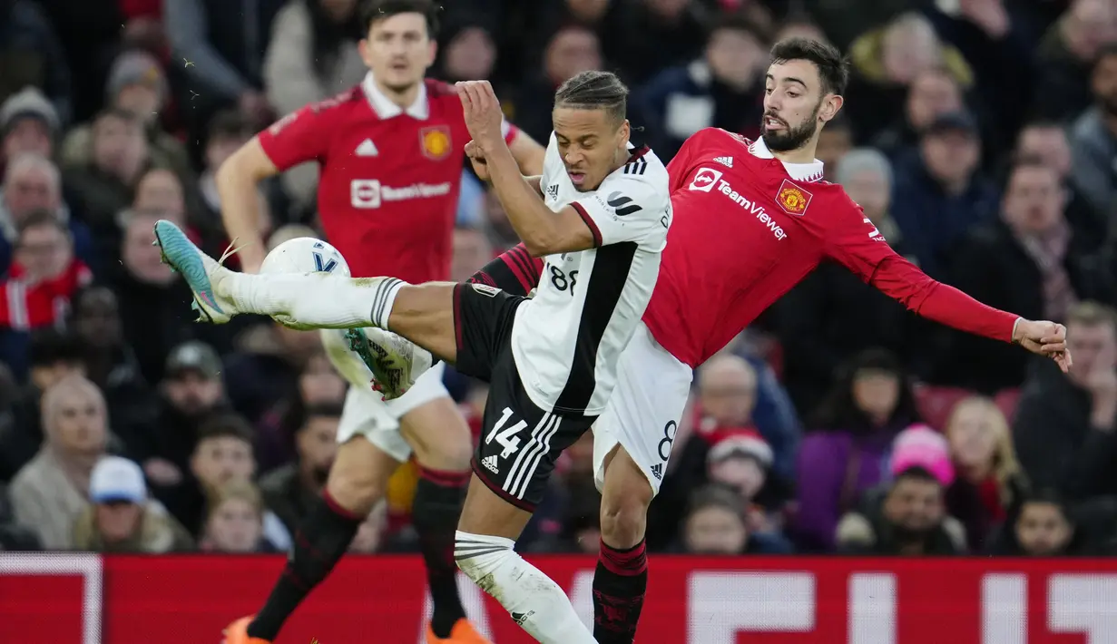 Manchester United berbalik menang berkat dua gol Bruno Fernandes dan gol debut Marcel Sabitzer. (AP Photo/Jon Super)