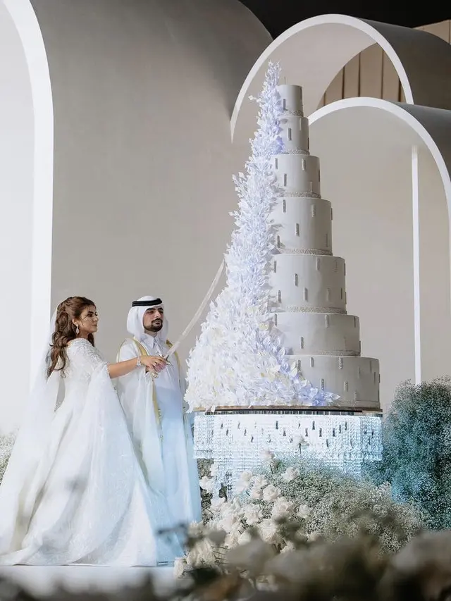 Penampilan Putri Penguasa Dubai Kenakan Gaun Pernikahan, credit: @hhshmahra