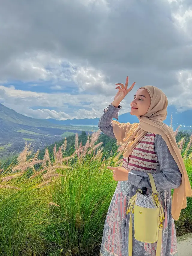 7 Gaya Hijab Simpel ala Zaskia Sungkar, Tetap Stylish dan Jadi Inspirasi