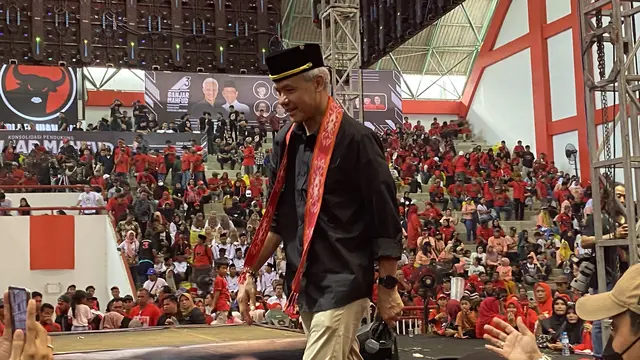 Calon Presiden nomor urut 3, Ganjar Pranowo, di Stadion Aji Imbut Tenggarong Seberang pada Rabu (6/12/2023) (Istimewa)
