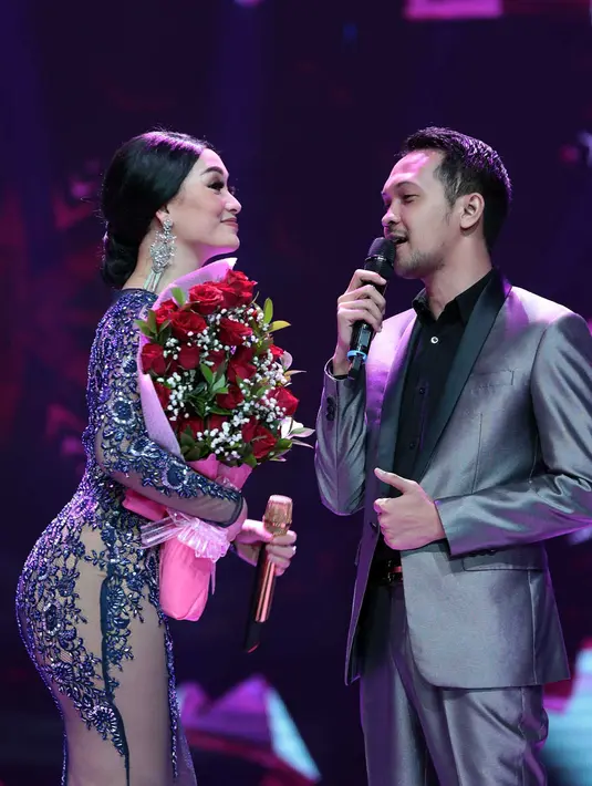 "Maukah kamu  jadi ibu dari anak-anak aku," tanya Ryan pada Zaskia. Mengingat hubungan yang sudah dijalin keduanya selama empat tahun, tanpa pikir panjang Zaskia pun akhirnya menerima lamaran tersebut. (Deki Prayoga/Bintang.com)