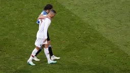 Penyerang Portugal, Cristiano Ronaldo memapah Penyerang Uruguay, Edinson Cavani yang Cedera saat babak 16 besar Piala Dunia 2018 di Stadion Fisht di Sochi, Rusia (30/6). Pada saat itu Uruguay unggul 2-1 atas Portugal. (AP Photo/Darko Vojinovic)