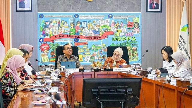 Veronica Tan saat Rapat Perdana Sebagai Wakil Menteri. [@praktikpraktino]