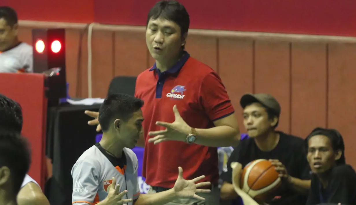 Pelatih Garuda Bandung victor Roring melakukan protes kepada wasit pada lanjutan IBL Reguler Season 2015-2016 di Hall A Senayan, Jakarta, Selasa (12/1/2016). Garuda Bandung menang 67-62. (Bola.com/Nicklas Hanoatubun)