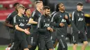 Para pemain Manchester United saat sesi latihan jelang laga Liga Europa di Stadion Rhein Energie, Cologne, Minggu (9/8/2020). Manchester United akan berhadapan dengan Copenhagen. (AFP/Sascha Steinbach)