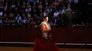 Matador Spanyol, Jose Maria Manzanares menunggu banteng di arena adu banteng Maestranza di Sevilla pada 27 Maret 2016. (AFP PHOTO / CRISTINA QUICLER)