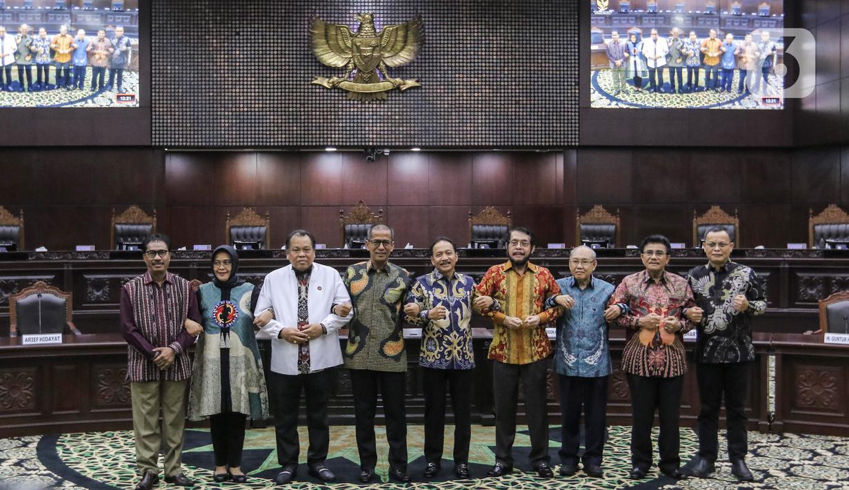 Sembilan hakim konstitusi berpose usai rapat pleno di Gedung Mahkamah Konstitusi, Jakarta, Kamis (9/11/2023). (Liputan6.com/Angga Yuniar)
