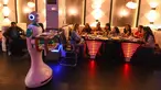 Pelayan robot buatan Nepal mengantarkan makanan untuk pelanggan di restoran Naulo di Kathmandu pada 26 Oktober 2018. Robot bernama Ginger tersebut mampu menyajikan sepiring kue dan mengucapkan "selamat menikmati hidangan".  (Prakash MATHEMA/AFP)