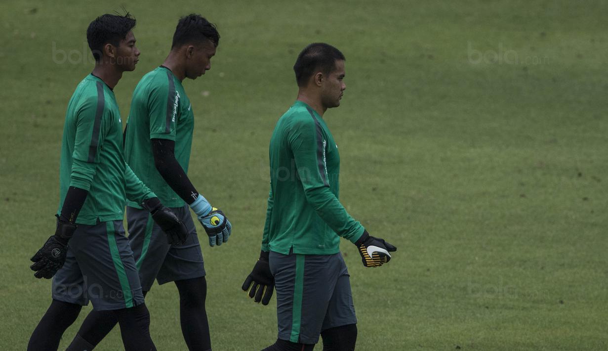 Para kiper Timnas Indonesia saat mengikuti latihan di Lapangan ABC Senayan, Jakarta, Jumat (12/1/2018). Latihan ini merupakan persiapan jelang laga melawan Islandia. (Bola.com/Vitalis Yogi Trisna)