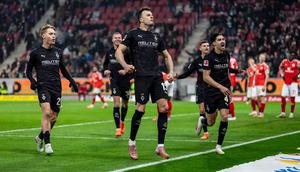 Kevin Diks dan tim Borussia Monchengladbach dalam pertandingan kontra Mainz, Jumat (6-12-2025) malam waktu setempat. (Dok. borrusia.com)