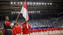 Para atlet melakukan ritual mencium bendera saat acara pengukuhan kontingen Indonesia di Istora Senayan, Jakarta, Minggu (5/8/2018). Pada Asian Games XVIII, Indonesia menurunkan 938 atlet. (Bola.com/Vitalis Yogi Trisna)