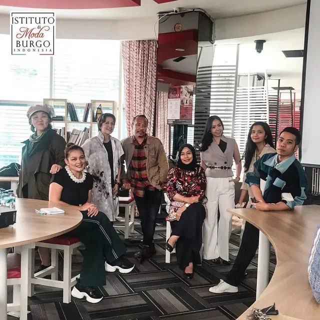 Sentuhan Elegansi Italia pada Busana Warisan Nusantara di Raya Fest Stream