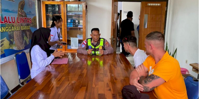 Viral Dua Bule Inggris Beradegan Bahaya di Jalanan Labuan Bajo