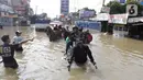Banyak di antara mereka menggunakan jasa gerobak dengan tarif puluhan ribu rupiah. (Liputan6.com/Angga Yuniar)