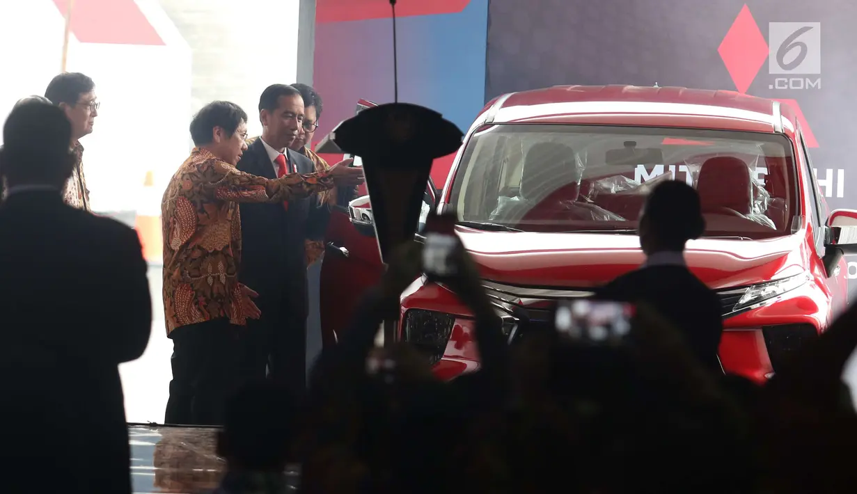 Presiden Joko Widodo (Jokowi) melihat mobil Mitsubishi Xpander pada peresmian ekspor perdananya di IPC Car Terminal, Cilincing, Jakarta, Rabu (25/4). Mitsubishi Motors secara resmi melakukan ekspor perdana Mitsubishi Xpander. (Liputan6.com/Angga Yuniar)