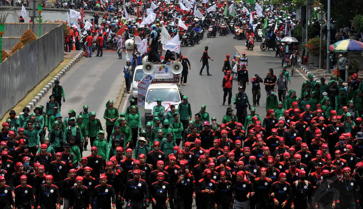Ribuan buruh melakukan aksi longmarch ke Istana Negara, Jakarta, (2/10/14). (Liputan6.com/Johan Tallo) 