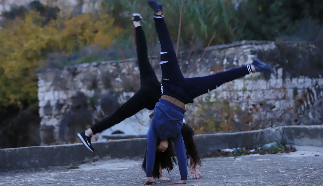 Sejumlah wanita muda Palestina berlatih parkour di Kota Betlehem, Tepi Barat (30/11/2020). (Xinhua/Mamoun Wazwaz)