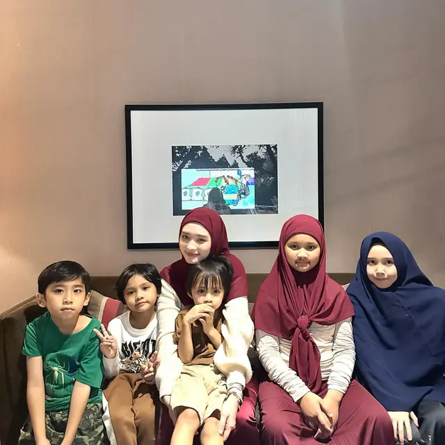 7 Potret Inara Rusli Rayakan Imlek, Tampil Menawan dengan Hijab Merah