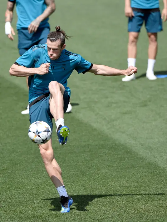 Penyerang Real Madrid, Gareth Bale berusaha mengontrol bola saat latihan di Madrid, Spanyol (22/5). Madrid akan melawan Liverpool pada babak final Liga Champions di Stadion NSC Olimpiyskiy di Kiev. (AFP Photo/Gabriel Bouys)