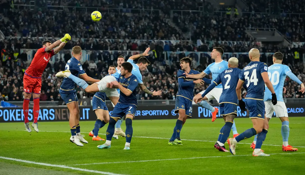 Kiper Fiorentina Pietro Terracciano melakukan penyelamatan saat melawan Lazio pada pertandingan sepak bola Liga Italia di Olympic Stadium, Roma, Italia, 29 Januari 2023. Lazio ditahan imbang 1-1 oleh Fiorentina. (AP Photo/Alessandra Tarantino)