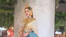 Baifern selalu tampil memesona di berbagai kesempatan. Seperti saat ia dengan cantiknya memakai busana adat tradisional Thailand bernama Chut Thai. Aura kecantikan Baifern sangat terpancarkan hingga membuat para fansnya semakin mengaguminya. (Liputan6.com/IG/@baifernbah)