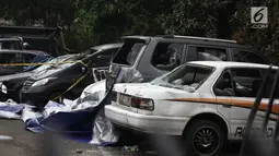 Kondisi mobil yang terparkir di halaman Mapolsek Ciracas, Jakarta, Rabu (12/12). Sejumlah mobil rusak saat terjadi penyerangan terhadap Polsek Ciracas. (Liputan6.com/Herman Zakharia)