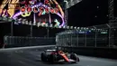 Lintasan lurus panjang mendominasi sirkuit Las Vegas diprediksi akan sedikit menyulitkan pembalap untuk mempertahankan suhu ban. Tampak dalam foto, Charles Leclerc dari Monako mengemudikan Ferrari SF-24 di lintasan saat latihan menjelang Grand Prix F1 Las Vegas di Sirkuit Las Vegas Strip pada 21 November 2024 di Las Vegas, Nevada. (Chris Graythen/Getty Images North America/Getty Images via AFP)
