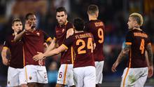 Para pemain AS Roma merayakan gol ke gawang Palermo pada laga Serie A di Olimpico, Roma, Senin (22/2/2016) dini hari WIB. (AFP/Filippo Monteforte)