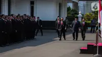 Menteri Pertahanan Prabowo Subianto (kanan kedua) tiba di Kementerian Pertahanan, Jakarta, Kamis (24/10/2019). Prabowo mendapat sambutan dengan upacara militer di kantor barunya itu sebelum serah-terima jabatan (sertijab) Menteri Pertahanan dari Ryamizard Ryacudu. (Liputan6.com/Faizal Fanani)