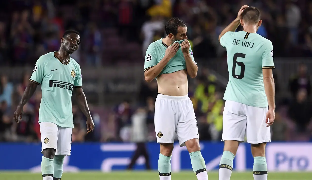 Para pemain Inter Milan tampak kecewa usai dikalahkan Barcelona pada laga Liga Champions di Stadion Camp Nou, Barcelona, Rabu (2/10). Barcelona menang 2-1 atas Inter. (AFP/Lluis Gene)