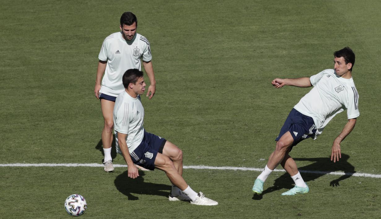 Para pemain Spanyol memainkan bola saat sesi latihan di Stadion La Cartuja, Seville, Spanyol, Minggu (13/6/2021). Spanyol akan bermain melawan Swedia dalam Grup E Euro 2020 pada 13 Juni 2021 waktu setempat. (Julio Munoz/Pool via AP)