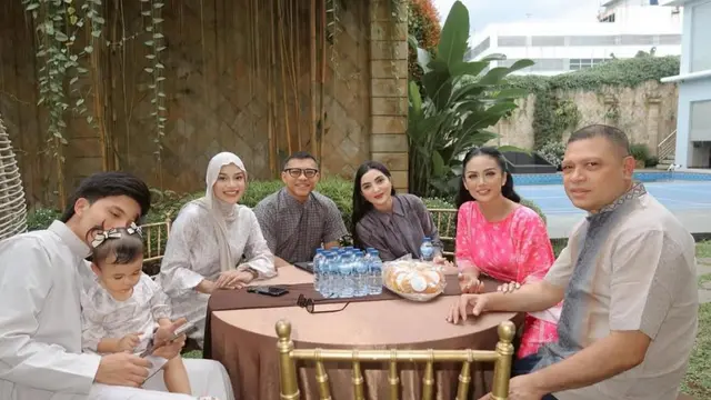 Buka puasa mewah dan penuh cinta, momen kebersamaan Aurel dan keluarga besar. (credit:instagram.com/aurelie.hermansyah)