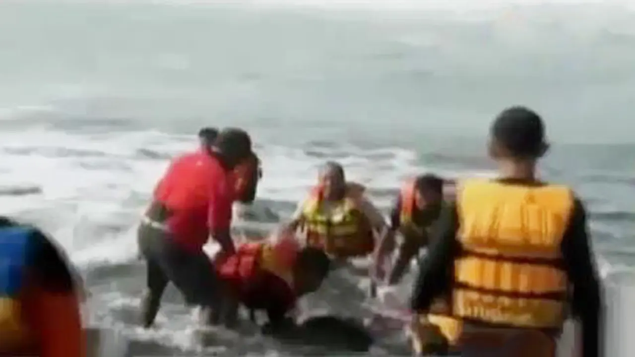 VIDEO: Detik-detik Evakuasi Penerjun JAS Mendarat di Laut