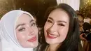 Penyanyi dangdut senior Iis Dahlia saat berpose dengan wanita yang sempat viral tinggal di rumah bantuan pasca tsunami Aceh 2006. [Instagram/shellasaukiaofficial]