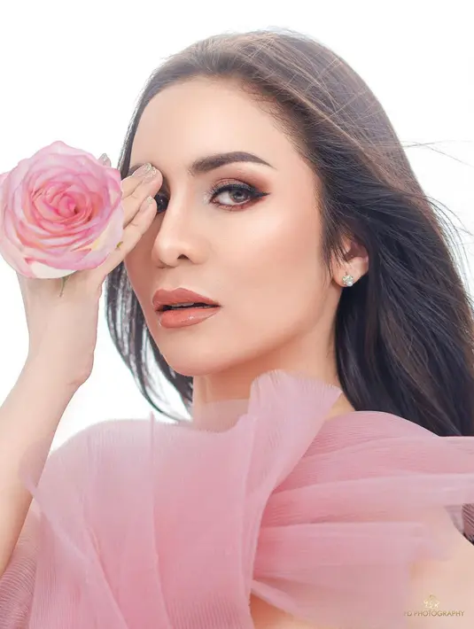 Penampilan Momo Geisha dengan konsep berwarna pink ini juga tak lepas dari perhatian. Dirinya terlihat begitu manis dan tampak berbeda. (Liputan6.com/IG/@fdphotography90)