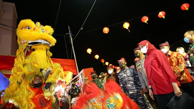 Bupati Banyuwangi Ipuk Foestiandai Melihat Langsung Pertujukan Barongsai di Acara Festival Imlek 2022 Yang di laksanakan di Kelenteng Hoo Tong Bio Banyuwangi. (Istimewa)