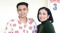 Pasangan selebritis Ajun Perwira dan Jennifer Jill berpose di kawasan Cipinang Cempedak, Jakarta, Selasa (9/8/2022). Istri dari artis Ajun Perwira, Jennifer Jill belum lama ini membagikan potret bahagia karena berhasil menurunkan berat badan hingga 24 kilo selama satu tahun. (Liputan6.com/Herman Zakharia)