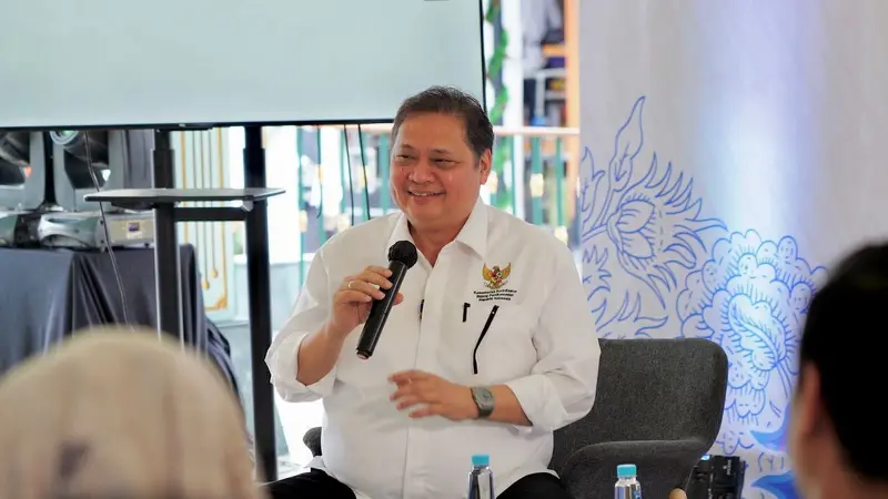 Menteri Koordinator Bidang Perekonomian Airlangga Hartarto mengunjungi Kota Surakarta untuk bertemu dengan sekitar 100 alumni Prakerja dari kota tersebut.