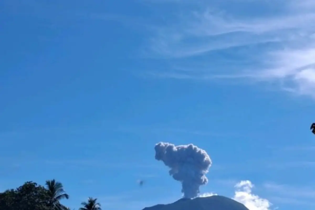Gunung Ibu lontarkan abu setinggi hingga 600 meter