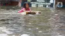 BPBD DKI Jakarta telah mengerahkan sejumlah personel ke lapangan untuk menangani banjir. (Liputan6.com/Herman Zakharia)
