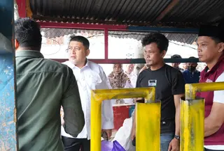 Pemuda di Makassar olah sampah plastik dan oli bekas jadi bahan bakar alternatif. (Liputan6.com/Ahmad Yusran)
