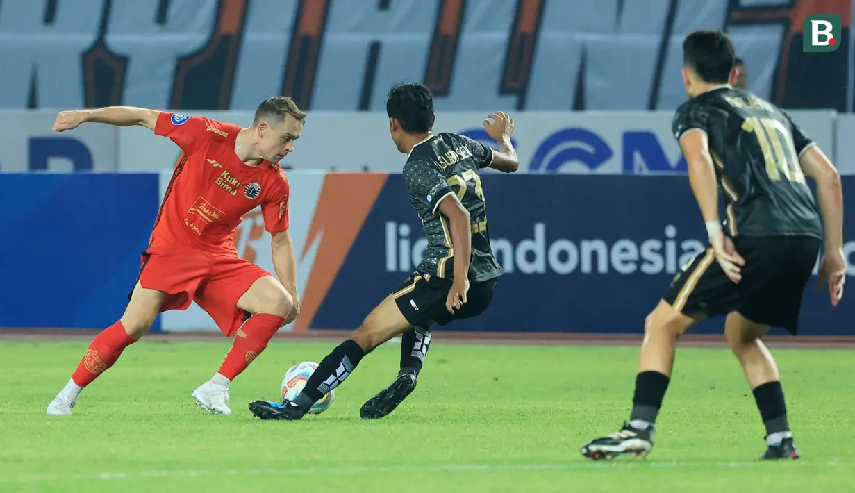 <p>Pemain Persija Jakarta, Maciej Gajos (kiri) berusaha melewati pemain Bhayangkara Presisi, Wahyu Subo Seto pada laga pekan ketiga BRI Liga 1 2023/2024 di Stadion Patriot Candrabhaga, Bekasi, Minggu (16/7/2023). Persija menang dengan skor 4-1. (Bola.com/M Iqbal Ichsan)</p>