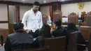 Ammar Zoni dinilai memiliki peran signifikan dalam kasus ini, sehingga tuntutannya menjadi yang paling tinggi dibandingkan terdakwa lainnya dalam berkas perkara yang sama. Tampak dalam foto, pesohor, Muhammad Ammar Akbar alias Ammar Zoni (berdiri), saat mengikuti sidang lanjutan terkait kasus peredaran narkotika di lingkungan Rutan Salemba, Pengadilan Negeri Jakarta Pusat, Kamis (12/3/2026). (Kapanlagi.com/Budy Santoso)